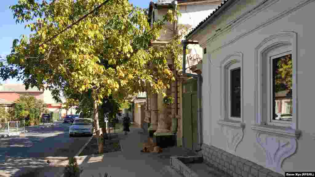 Далі – дореволюційні будинки №47 і 49. Сьогодні біля колон 47-го відпочиває охоронець