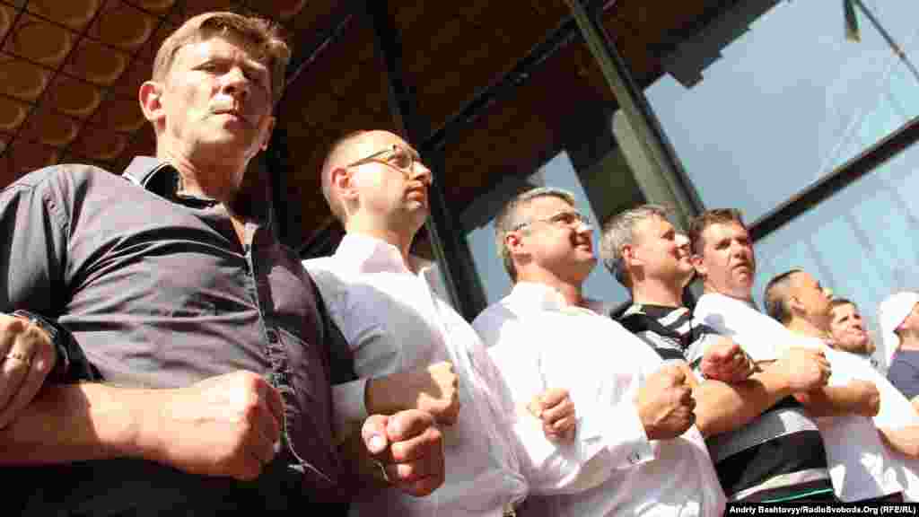 Живий ланцюг, щоб не допустити силовиків «Беркуту» до решти учасників «Мовного майдану». Другий зліва – народний депутат Арсеній Яценюк. Київ, 4 липня 2012 року