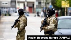 Dva predstavnika SAJ u Istočnom Sarajevu, dan nakon što je pokušano hapšenje Dodika. Na šljemovima se može primjetiti crno-bijeli simbol ove jedinice, a na rukavima kamuflažni.
