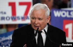 Лідер правлячої польської партії «Право і справедливість» (PiS) Ярослав Качинський виступає під час передвиборчого з’їзду партії в Пшисусі, Польща, 9 жовтня 2023 року