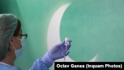 Щеплення вакциною AstraZeneka в Бухаресті, Румунія. В Україні чиновники очікують отримати вакцину 17-18 лютого. Щоправда, і досі невідомо, що це буде за вакцина.