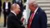 Президент США Дональд Трамп пожимает руку главе России Владимиру Путину во время их встречи для переговоров о прекращении российско-украинской войны в Анкоридже. США, Аляска, 15 августа 2025 года