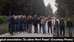 "Na blokadi je uvek oko 50-60 ljudi i nekoliko vozila, koji ne dozvoljavaju prolaz kamionima sa smećem", opisuje Haris Ibrahimović.