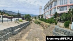 Пересохшая река Кутлак в районе пляжа села Веселое Судакского округа. Крым, июнь 2025 года