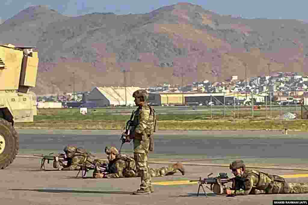 Американские военные занимают позиции во время работы по обеспечению безопасности аэропорта 