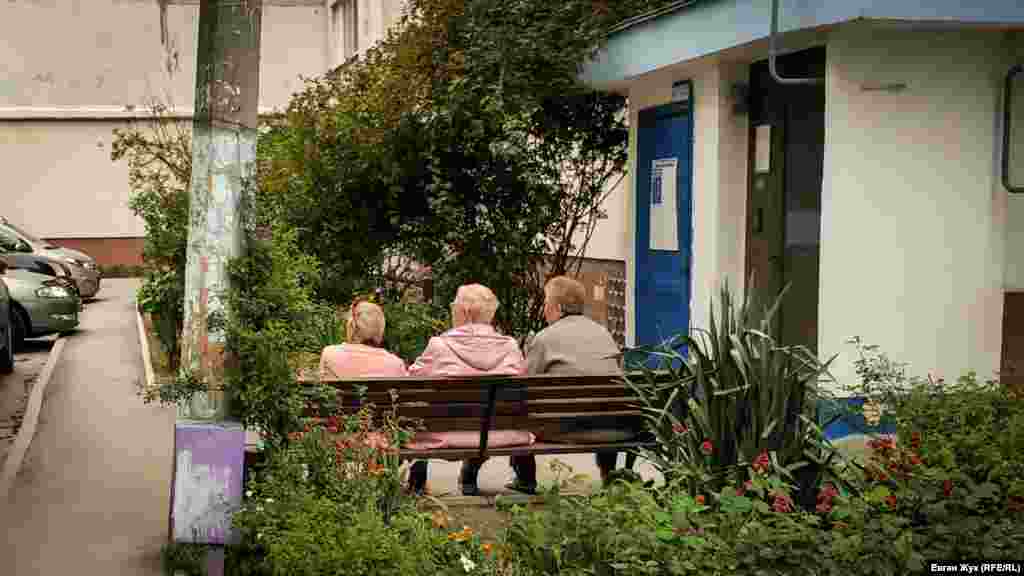 Пенсіонерки обговорюють останні новини на лавці біля під'їзду