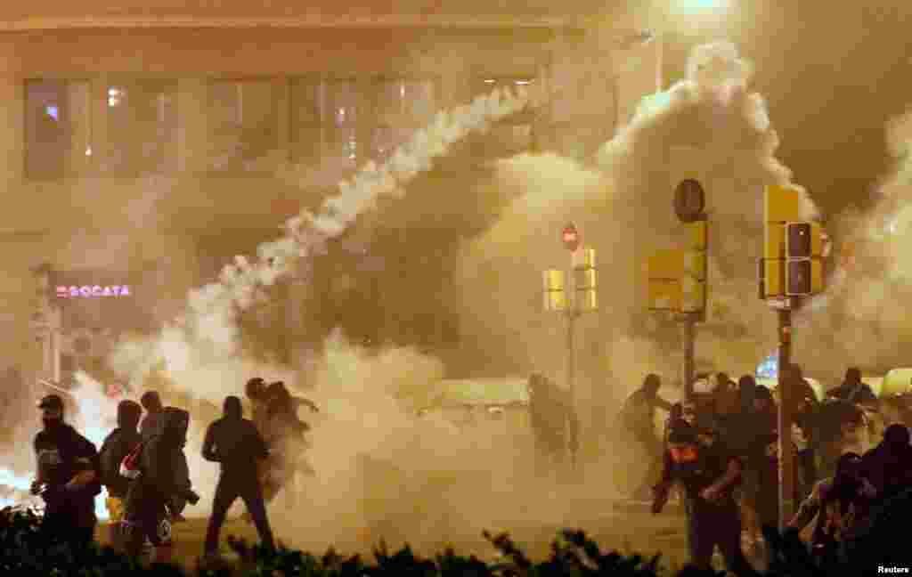 Протести в Каталонії, що переросли в заворушення, почалися ще 14 жовтня, після вироку суду лідерам каталонських сепаратистів. Дев’ять осіб, які брали участь у кампанії за відділення регіону від Іспанії, отримали тривалі тюремні терміни.