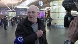 «Мій син – старший бортпровідник, полетів у Іран» – відео з аеропорту «Бориспіль» «Мій син – старший бортпровідник, полетів у Іран» – відео з аеропорту «Бориспіль»