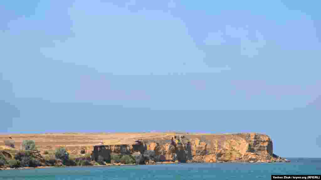 Вдалині видно Тюбек – найпівнічніший мис адміністративної території Севастополя. Висота мису – 25,5 метрів