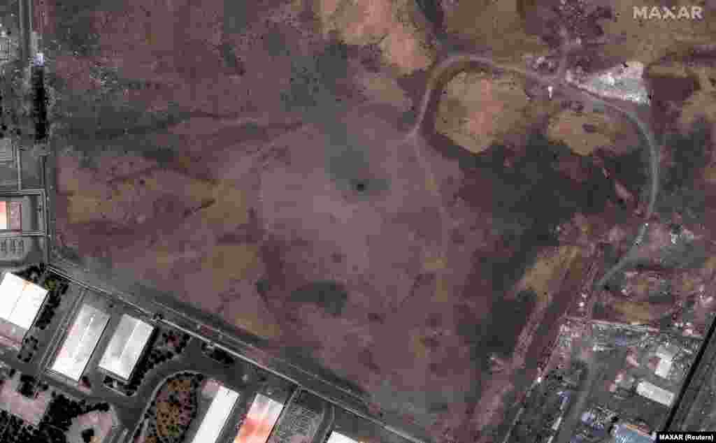 Një imazh satelitor i qendrës për pasurim të uraniumit në Natanz, i nxjerrë më 15 qershor, dhe një tjetër i nxjerrë më 22 qershor që shfaq një gropë pas sulmeve nga SHBA-ja.