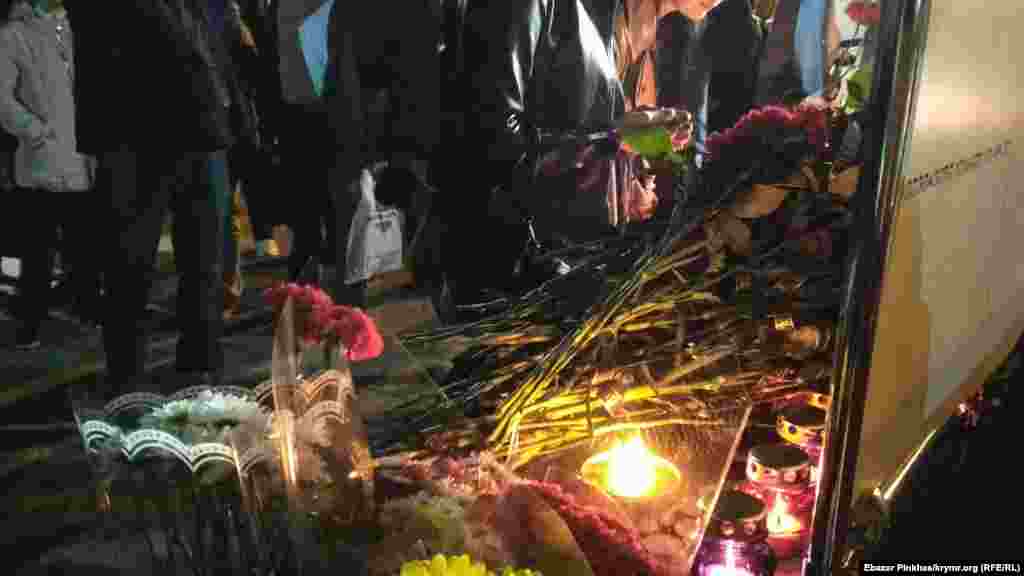 На акцию собралось порядка двухсот человек, все они несли цветы к баннеру с фотографией результатов взрыв и надписью «Керчь Скорбим»