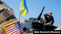 Американський військовий інструктор та український вояк під час багатонаціональних військових навчань «Rapid Trident 2019» на Яворівському полігоні в Західній Україні. Вересень 2019 року
