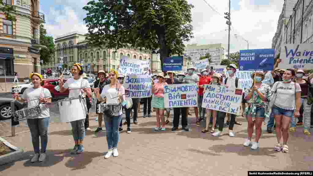 Організатори акції зазначають, що в багатьох країнах існує нерівномірний розподіл вакцин, це також стосується і України  