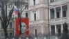 Prikaz ruskog predsednika Vladimira Putina kao kostura na zgradi koja gleda na rusku ambasadu u Rigi, Letonija, januar 2023.