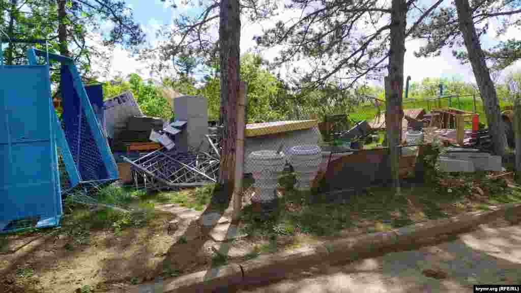 У лісі за 20-30 метрів від Пам'ятника воїнам-визволителям складають непотрібне майно