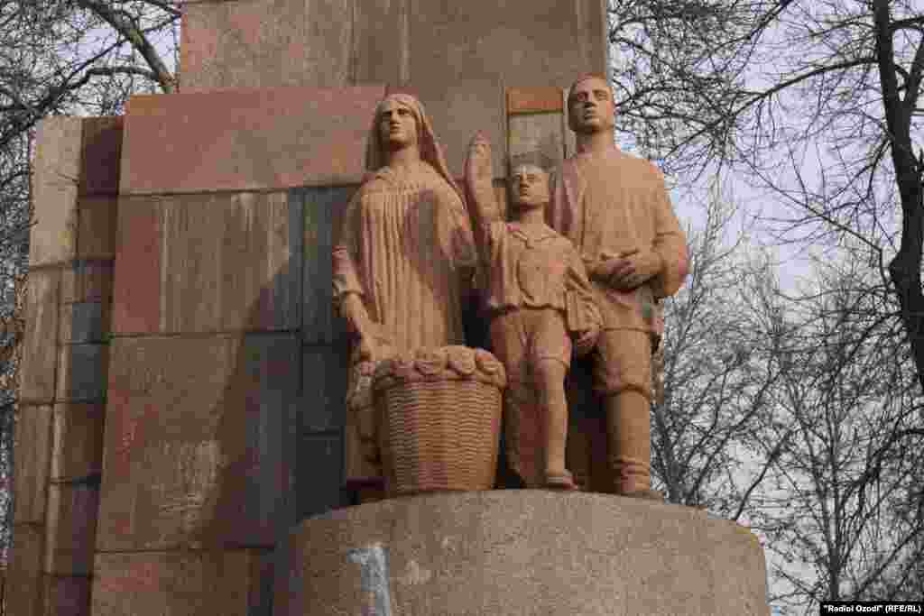 Модар, кӯдак ва падар бо зарфе пур аз пахта. Рубарӯи вокзали роҳи оҳан