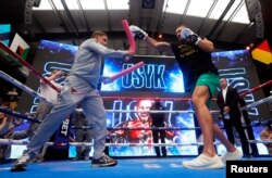 Олександр Усик під час тренування в футболці з написом «Звільніть захисників Азовсталі». Лондон, Велика Британія, 16 липня 2025 року