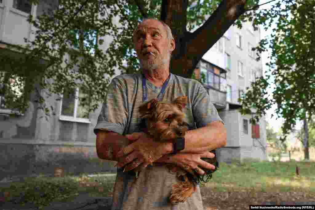 «Їхати нікуди – з тваринами не беруть, а ще чують що з Донецької області, взагалі телефон кидають, …а в мене бабуся 87 років і дружина паралізована», – розповідає Сергій в одному з дворів Добропілля