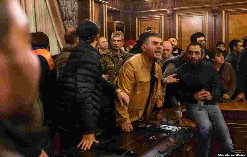 Эътирозгарон дар дохили бинои парлумон. Нахуствазир Никол Пашинян талош кард раҳбарияти собиқи кишварро дар вазъи рухдода айбдор кунад. Ӯ гуфт: "Мо бояд барои интиқом омода шавем. Мо ба таври дуруст зидди фасод, олигархҳои нобакор, ки кишварро ғорат карда силоҳҳои сарбозон дуздиданд, дуруст мубориза набурдем..."  