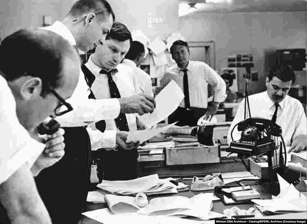 Redactori la lucru în redacția RFE din München în 1967.În 1967, finanțarea RFE de către CIA a fost dezvăluită, iar ulterior radioul a început să își primească bugetul direct de la Congresul SUA. Radioul a fost considerat un instrument vital pentru combaterea războiului de idei dintre regimurile comuniste și democrațiile occidentale.