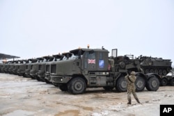 Танки, завантажені на платформи вантажівок. у складі додаткових британських військ і військової техніки на базі Естонської бойової групи НАТО в Тапі