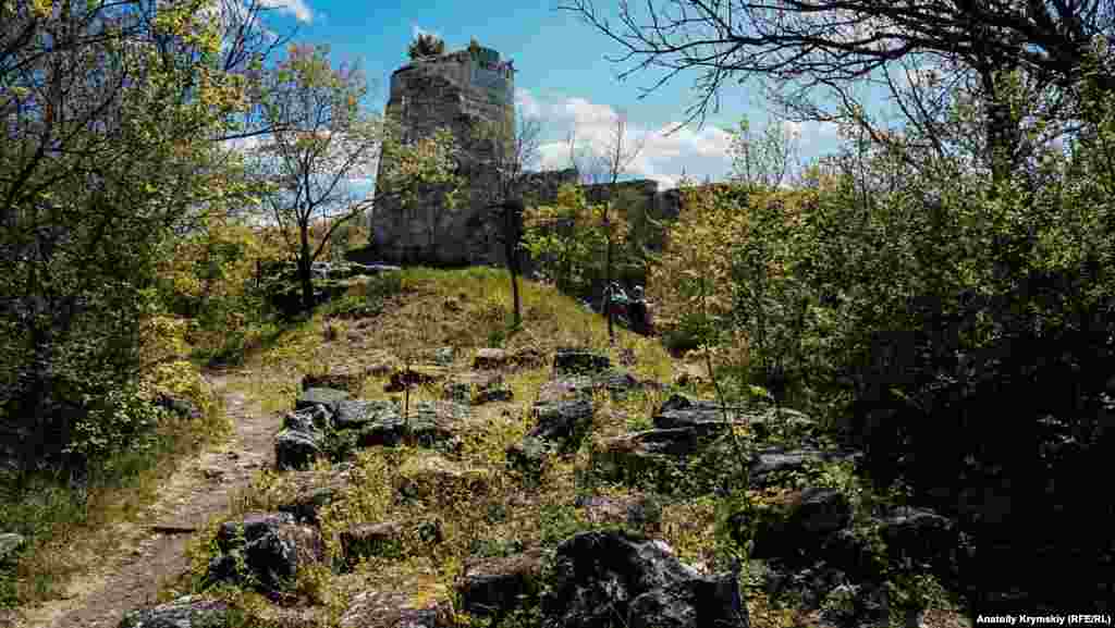 Башня или так называемый замок феодала в высоту достигает 10 метров. Когда-то она была круглой, в два этажа, разделенных деревянными перекрытиями. Сегодня к башне  примыкает оборонительная каменная стена с остатками домов, глиняной посуды, с давно разрушенным проемом для ворот