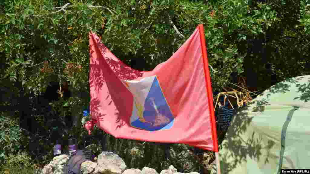 На терасі розташувалося невелике наметове містечко, біля одного з наметів – прапор Севастополя