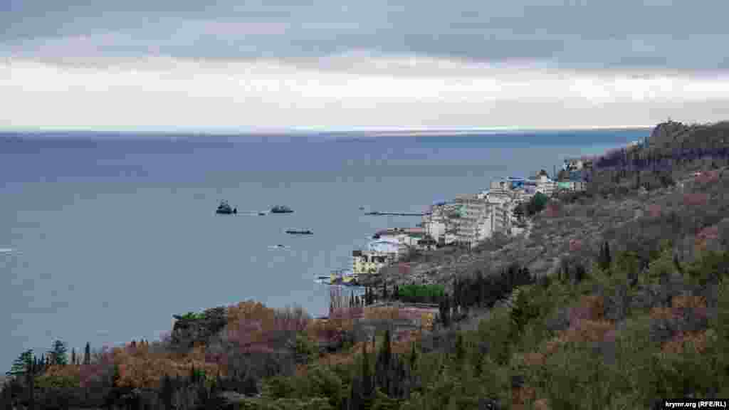 Вид на гостиничный комплекс «Санта Барбара» в соседнем поселке Утес и скалы в море перед ним – Верблюд, Три сестры и Черепаха. Скалы издавна служили важным ориентиром в навигации по Кучук-Ламбатской бухте