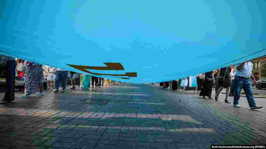 40-метровий кримськотатарський прапор несли близько 100 активістів