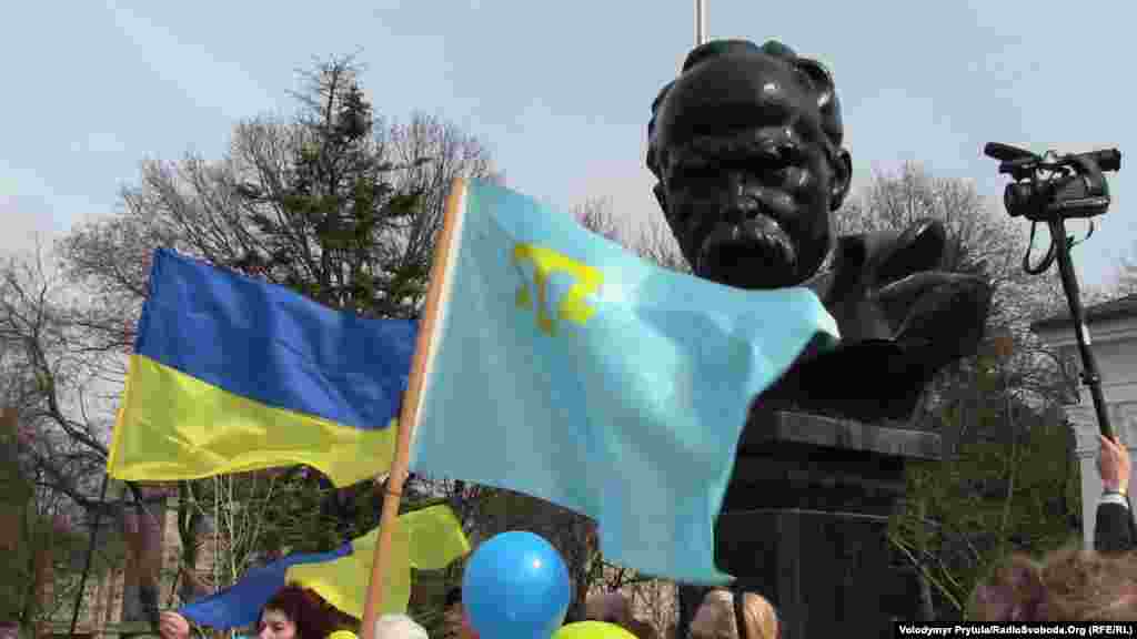 Сотні активістів вийшли до пам'ятника Тарасу Шевченку в Сімферополі, в день його 200-річного ювілею. Городяни віддали данину поваги великому поетові і відкрито виступили проти проведення російського референдуму в Криму і російської окупації півострова. Площа біля пам'ятника заповнили українські прапори і повітряні кулі кольору неба і полів пшениці
