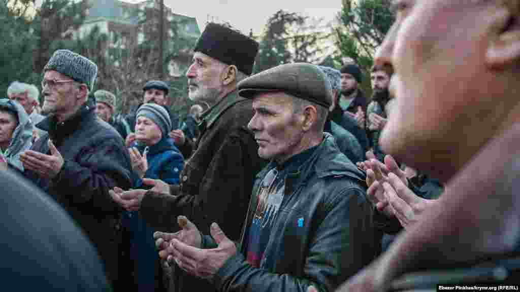 Після засідання суду присутні провели дуа. На фото – син загиблої Веджіє Кашка Ібрам