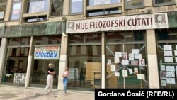 "Nije filozofski ćutati", jedna je od poruka na zgradi Filozofskog fakulteta u Beogradu, 22. avgust 2025.