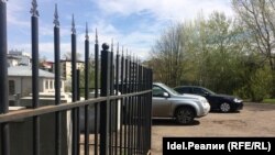 Забор и парковка за год так никуда и не делись
