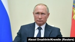 Владимир Путин во время обращения к гражданам России из Ново-Огарево