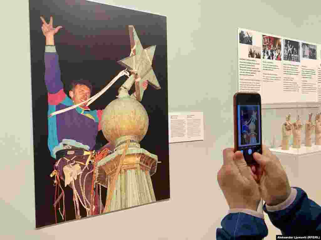 Sa padom socijalističkih režima širom Evrope i raspadom Jugoslavije, uslijedila je duboka transformacija političkih i društvenih simbola.Narodni heroji i simboli zajedničke borbe zamijenjeni su nacionalnim ikonama, čime je otpočeo proces redefinisanja identiteta u skladu sa novim političkim narativima.