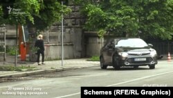 Згодом журналісти зафіксували, як з воріт виїхала Toyota Camry
