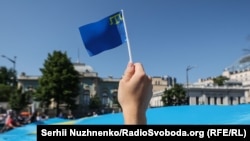 Кримськотатарський прапор під будівлею Верховної Ради України (ілюстративне фото)