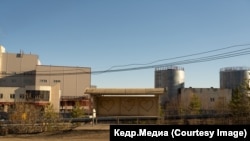 Автобусная остановка у одного из промышленных зданий "Алросы". Фото: Марина Сычева