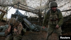 FOTO DE ARHIVĂ: Militari ucraineni trag cu un obuzier autopropulsat în direcția trupelor rusești, în apropierea orașului Pokrovsk, situat pe linia frontului. 16 octombrie 2025.