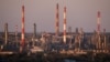 Capacitatea Rusiei de a purta războiul împotriva Ucrainei a fost alimentată și finanțată de exporturile continue de petrol și gaze. SUA și UE au impus noi sancțiuni majore celor mai mari companii petroliere ale sale.