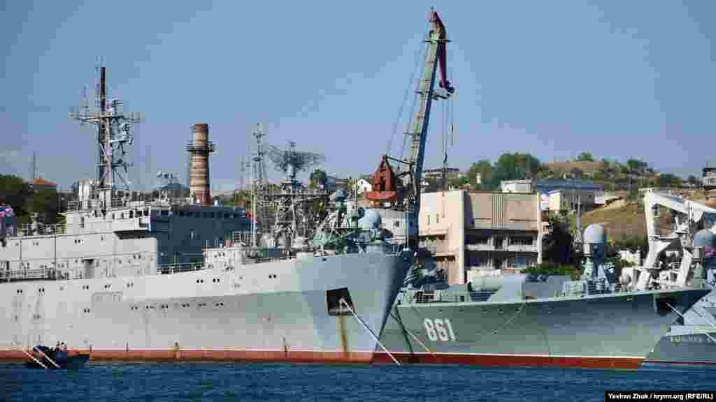 Між кораблями 30-ї дивізії «захований» середній розвідувальний корабель, корабель управління «Славутич» ВМС України. Можна розгледіти замазаний фарбою бортовий номер U510