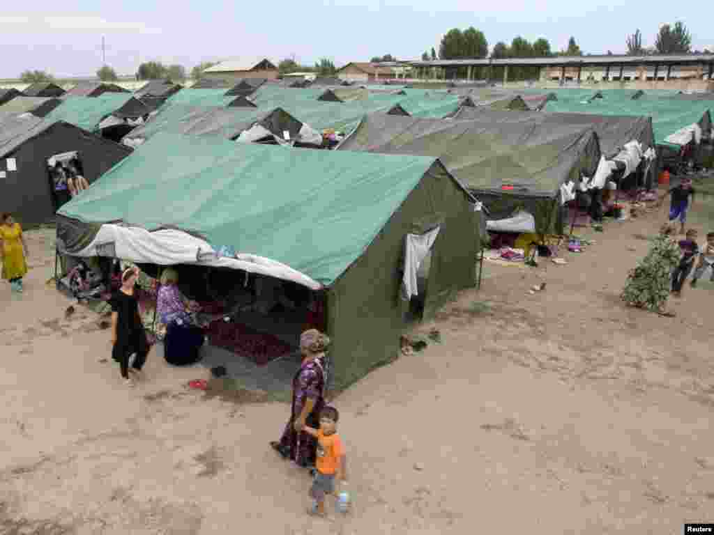 Кыргызстанның көньягында кыргызлар белән үзбәкләр арасындагы чуалышлар вакытында дистәләрчә мең үзбәк торган җирен ташлап киткән.