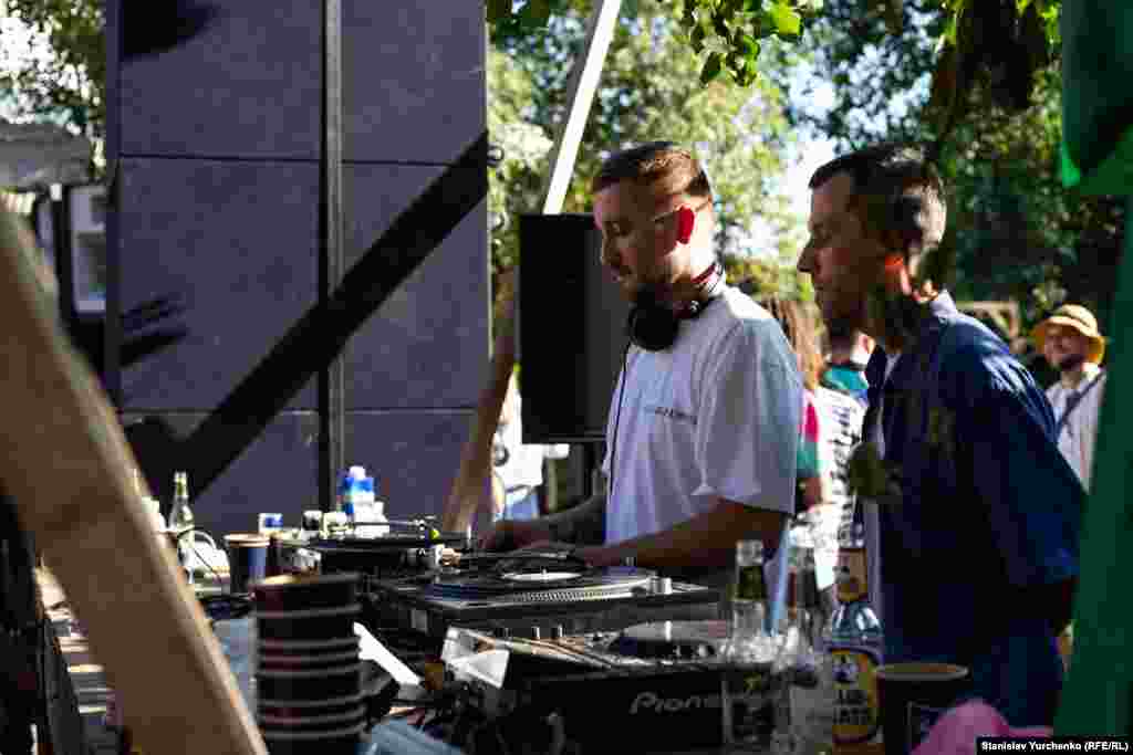 Як довго? Із 20-ї години суботи до 7-ї ранку понеділка. Проте, традиційно для рейвів, у зазначений час музика не стихла, та танці продовжились до 12-ї години. На фото – резиденти Closer Noizar & Borys грають вже другий виступ на фестивалі після того, як вся запланована програма закінчилась.