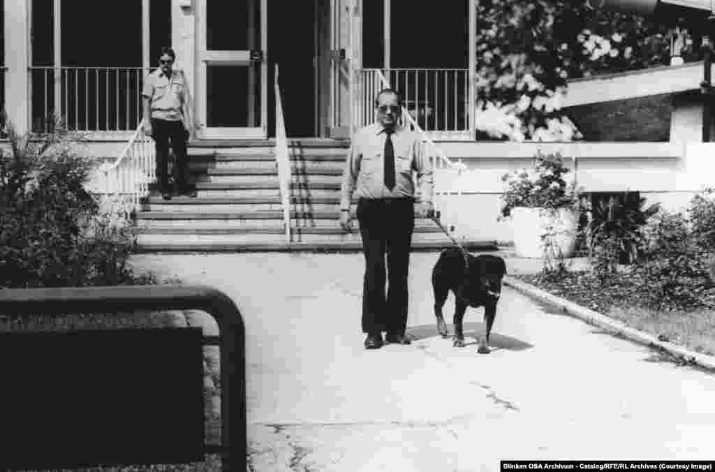 Securitatea la sediul din München în 1982.Jurnaliștii și colaboratorii individuali au fost, de asemenea, ținte ale spionilor comuniști care bântuiau Europa de Vest. Bulgarul Georgi Markov, care a prezentat o serie de reportaje mușcătoare despre viața sub comunism pentru Radio Europa Liberă, a fost ucis de o pastilă de otravă cu ricin la Londra în 1978.