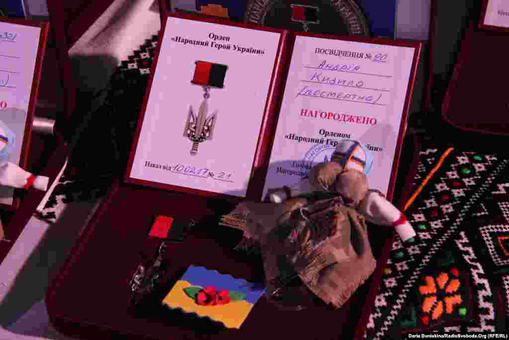 Орден «Народний герой України» запроваджений у 2015 році за ініціативи колекціонера антикваріату та волонтера Андрія Боєчка та ювеліра Дмитра Щербакова. Ляльки-мотанки, які дарували разом із нагородами, виготовлені київськими волонтерами зі вживаної армійської форми. А брошки для захисників зробили учні шкіл із Краматорська на Донеччині