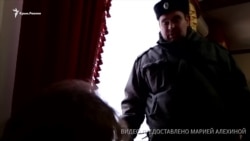 Кримські казаки vs Pussy Riot: «Вона для мене не дама, вона ворог держави» (відео) Кримські казаки vs Pussy Riot: «Вона для мене не дама, вона ворог держави» (відео)