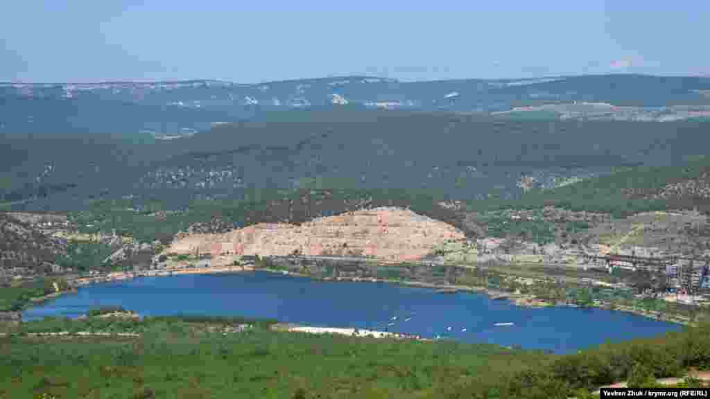 Наполовину «з'їдена» видобутком гора Гасфорта і штучний ставок біля її підніжжя. Цей викопний кораловий риф почали розробляти наприкінці 1970-х і «спиляли» гірничими роботами майже наполовину. Видобуток вапняку припинили після протестів екологічних активістів