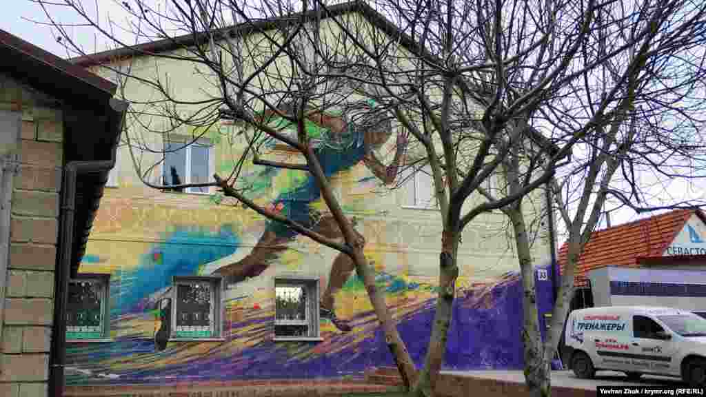 Останнім часом, кажуть місцеві, стали з'являтися рекламні графіті. Як, наприклад, це, розташоване біля спортивного магазину