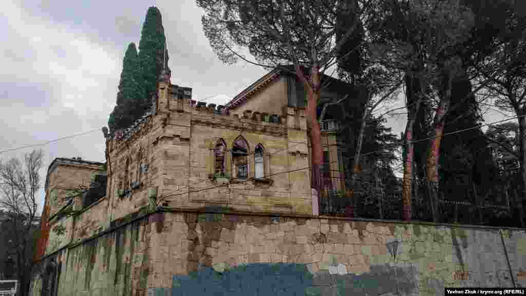 Ще один маловідомий шедевр архітектури – «Будинок Г.Є. Овчинникова». Побудований він у стилі рококо у вигляді середньовічного замку. Будинок побудований з 1901 до 1903 року. Працював з будівлею міський архітектор Микола Георгійович Тарасов на замовлення Григорія Юхимовича Овчинникова