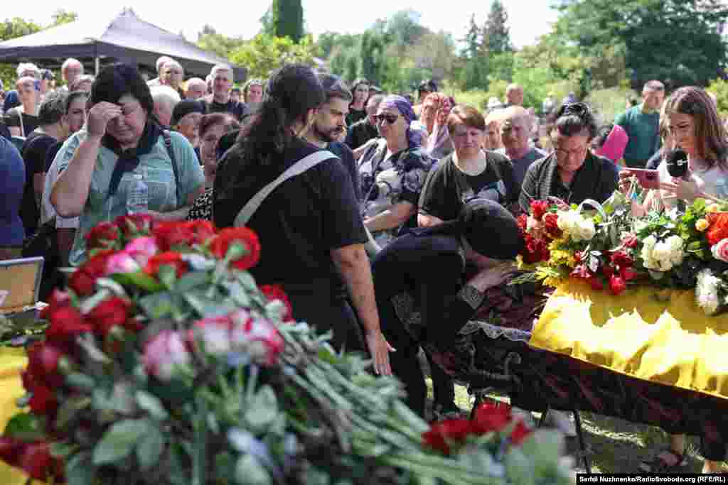 Присутні прощаються із загиблими на кладовищі 